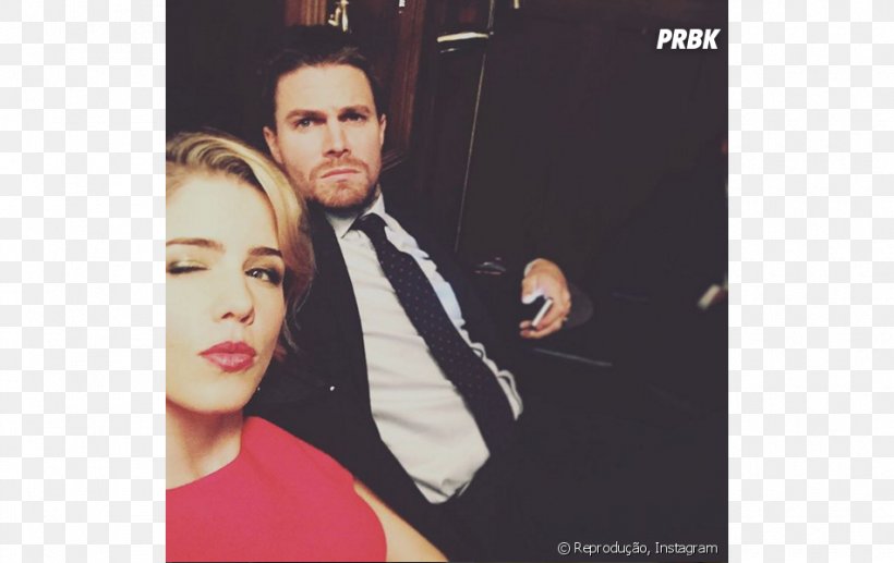 Stephen Amell Emily Bett Rickards Green Arrow Felicity Smoak, PNG, 950x600px, Stephen Amell, Album Cover, Brand, Communication, Cw Television Network Download Free